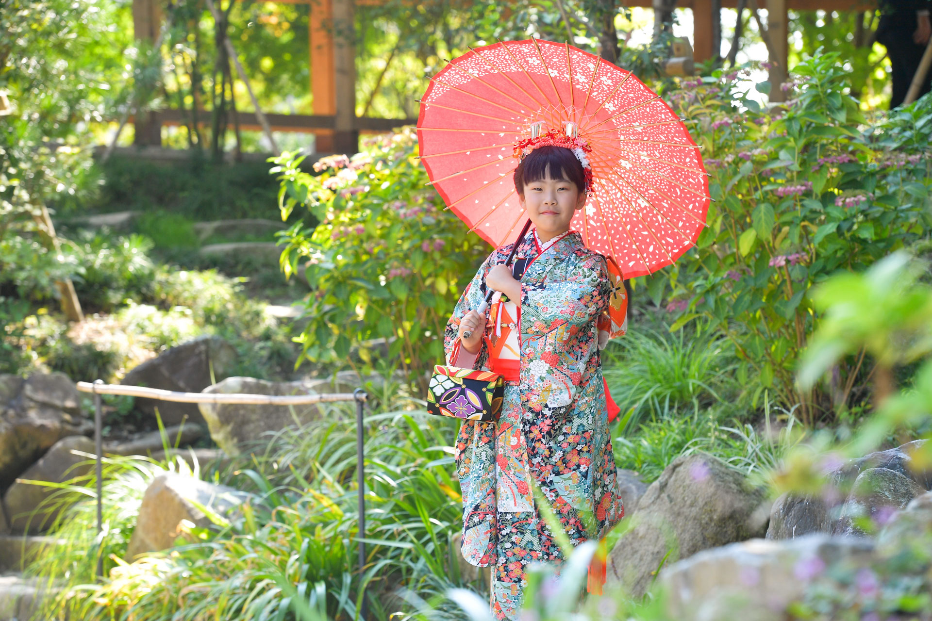 七五三撮影で自然な表情を見せる子どもの写真