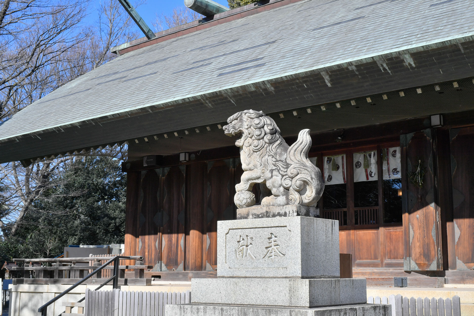所澤神明社の拝殿を斜めから見た感じ