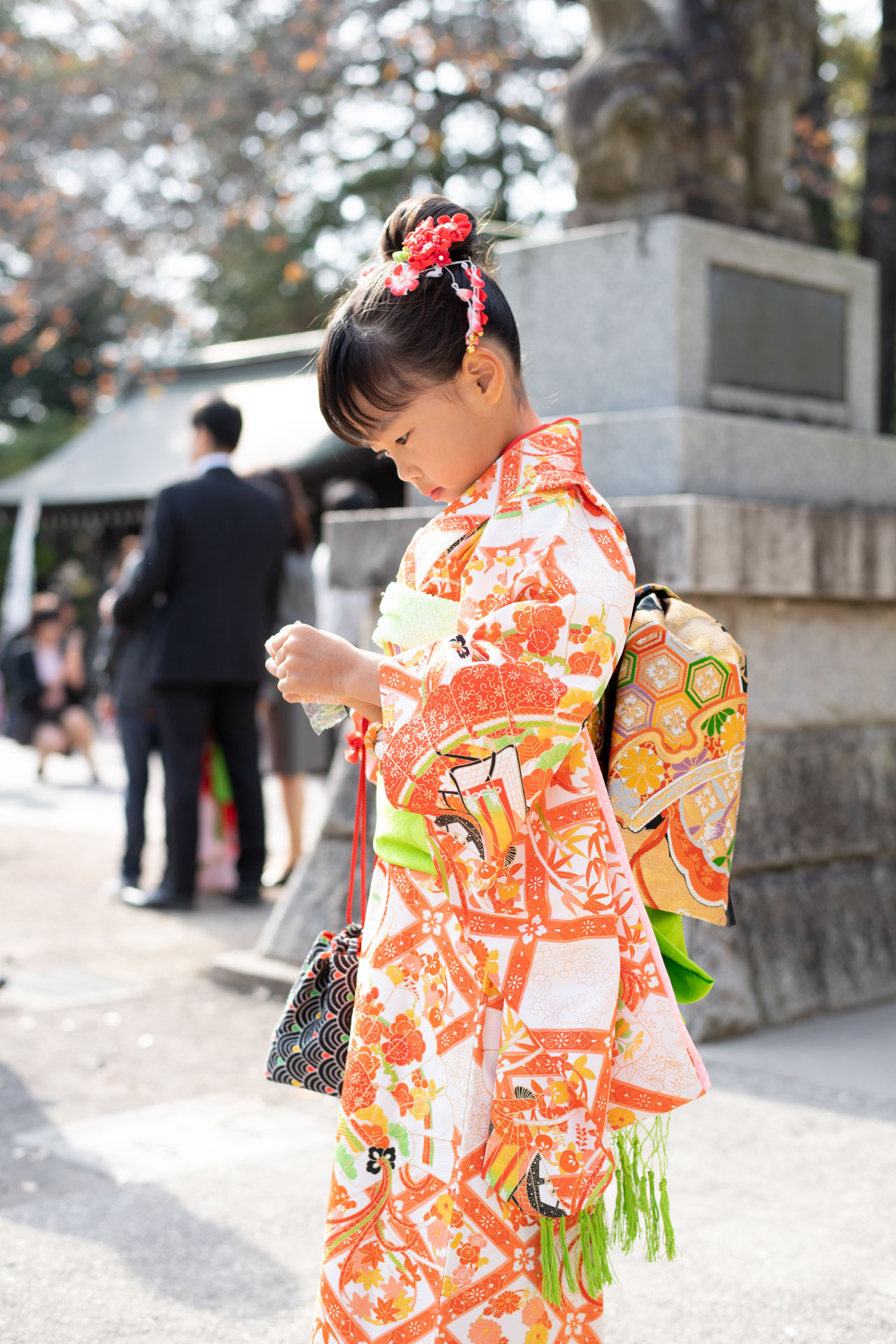 所澤神明社の七五三でおみくじを見る和装の女の子
