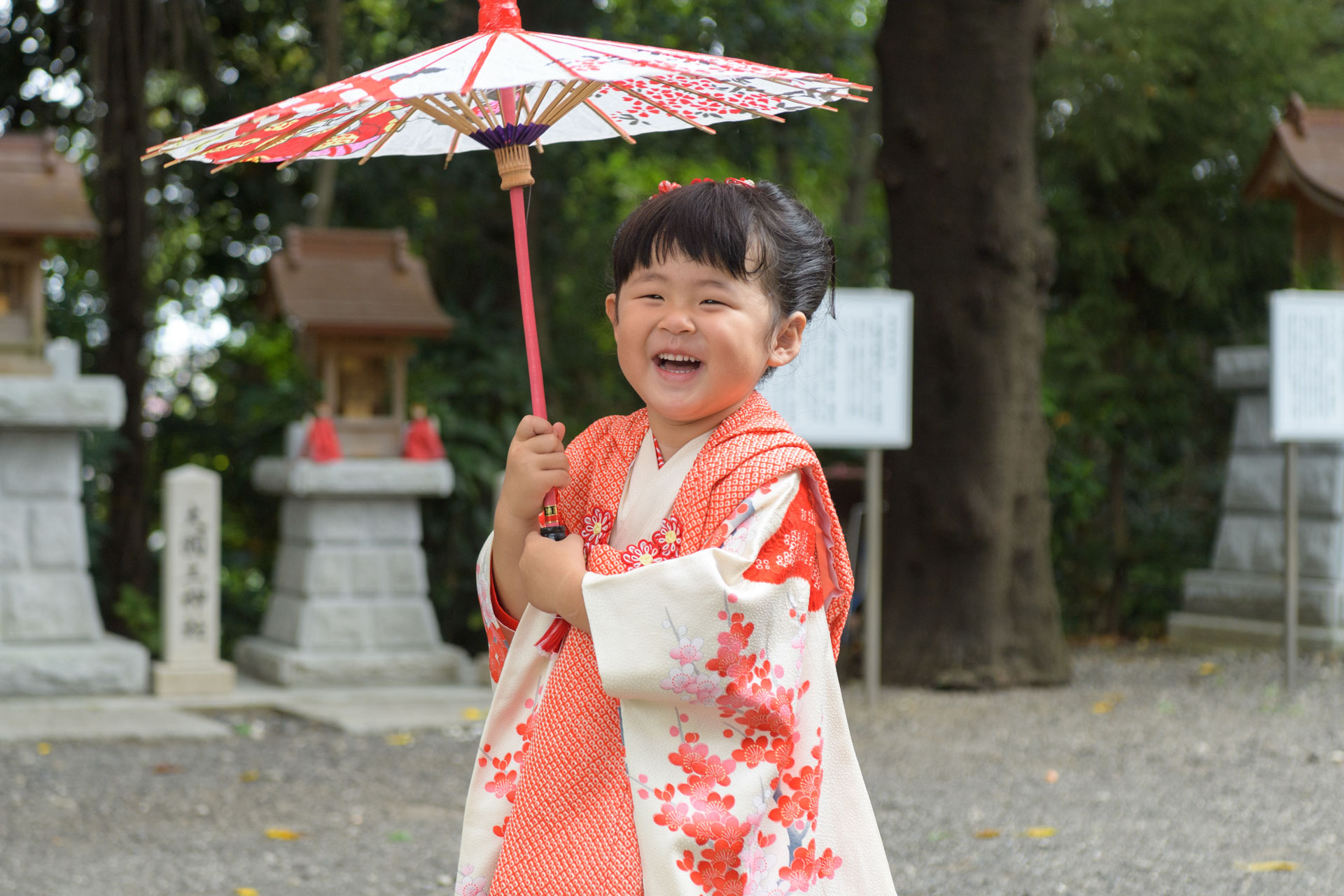 所澤神明社の七五三で、和傘を持って笑う女の子
