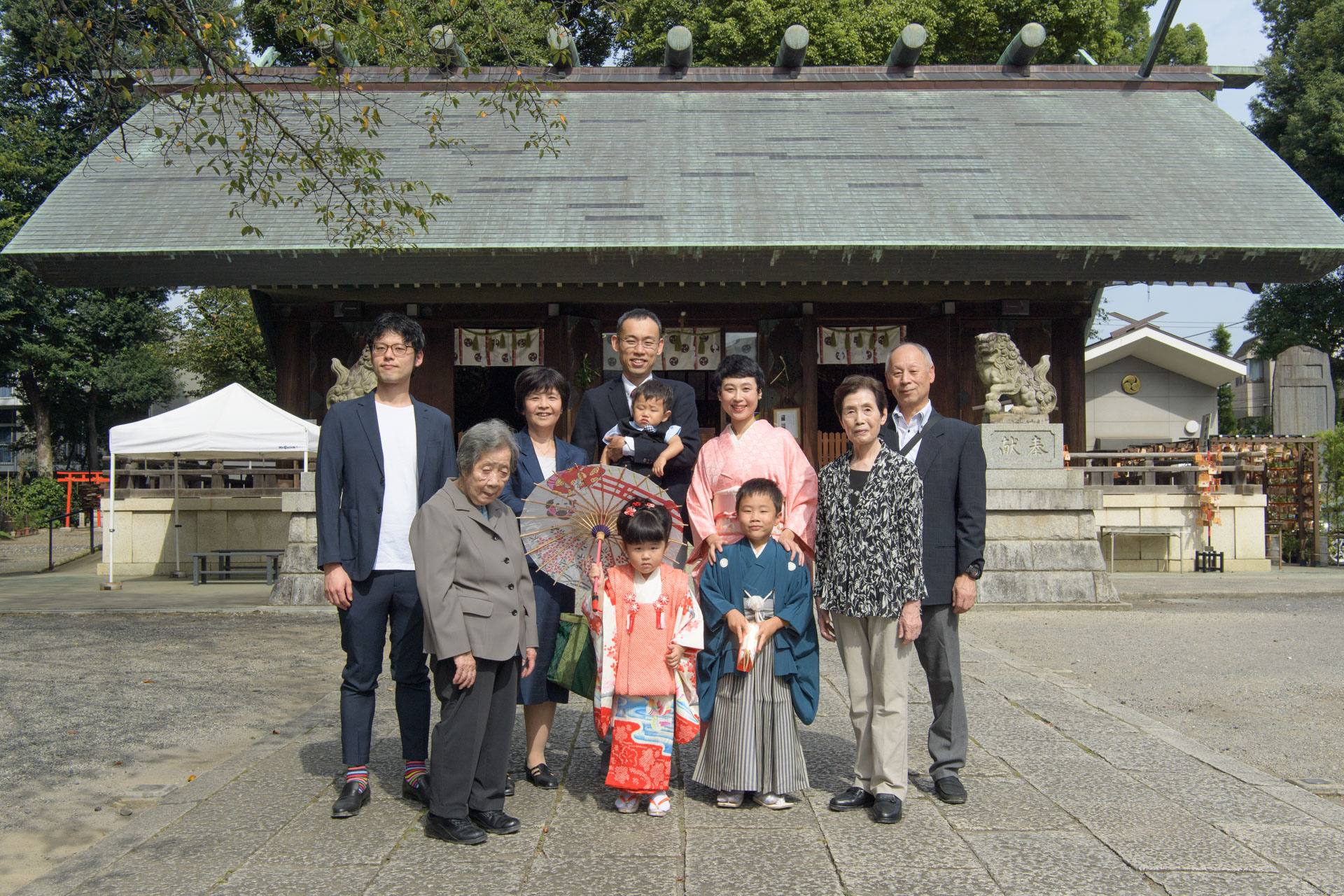 所澤神明社の七五三｜3人兄弟とご家族みんなでにぎやかな一日の写真