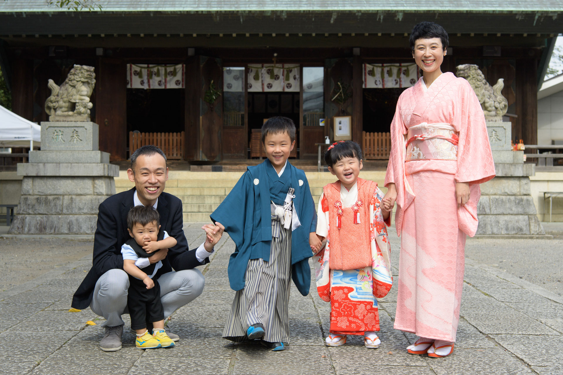 所澤神明社の七五三｜3人兄弟とご家族みんなでにぎやかな一日の写真