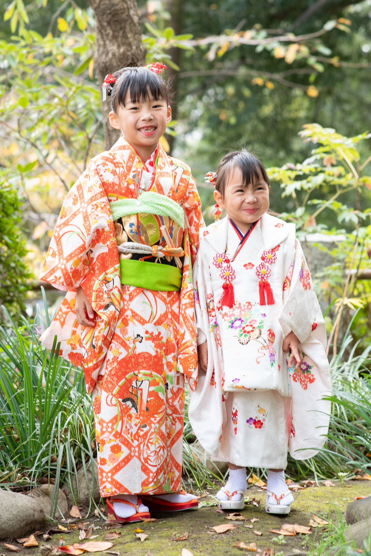 所澤神明社の七五三で着物を着て立つ姉妹