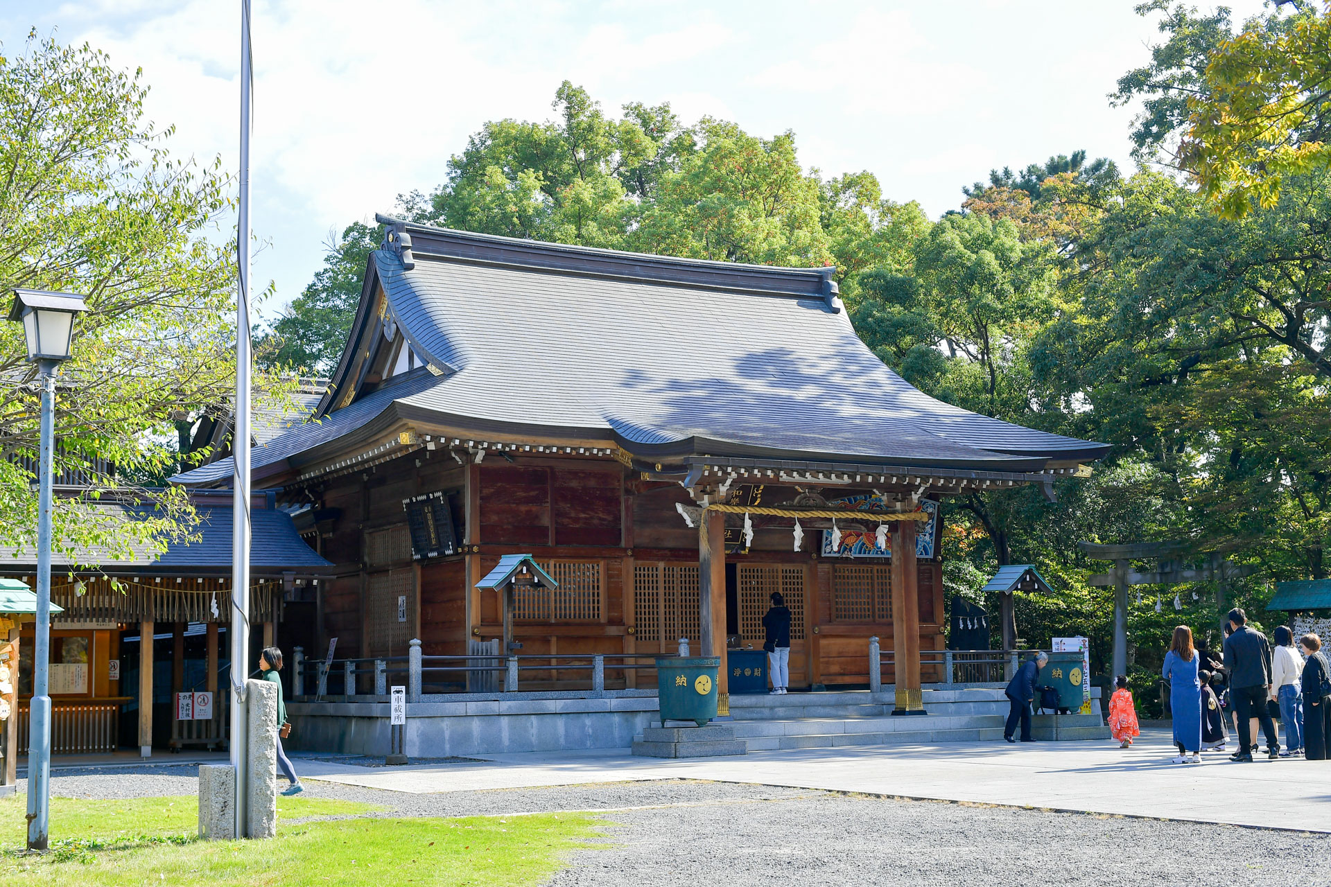 七五三シーズンの和楽備神社拝殿の写真