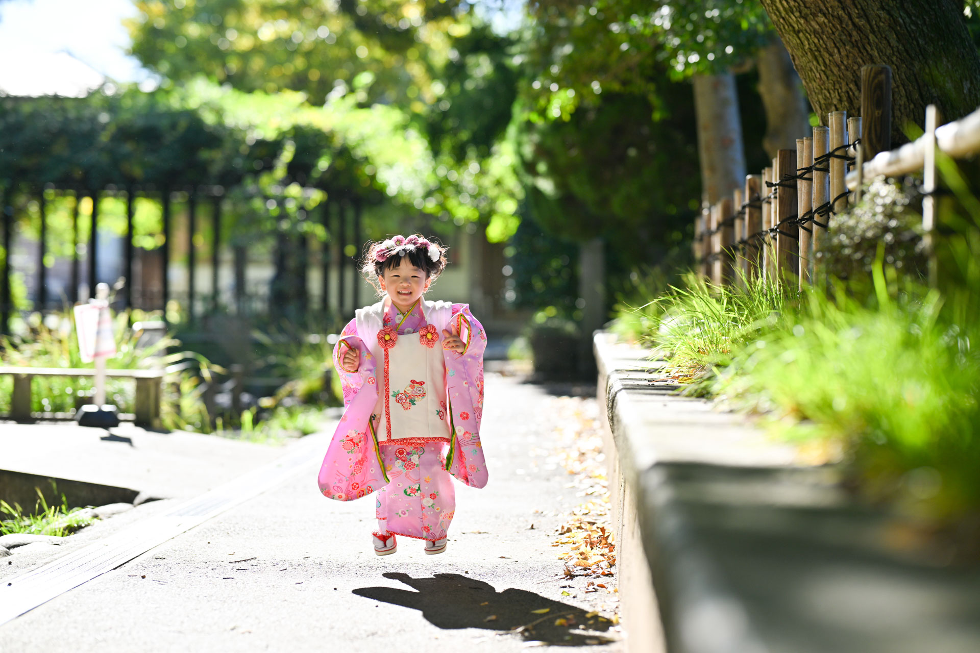 和楽備神社の七五三でピンクの着物を着ている女の子